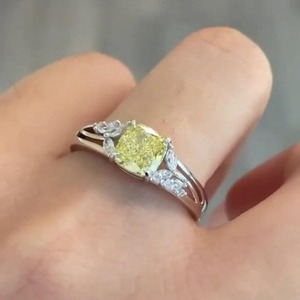 Anillo de compromiso de oro blanco de 14K con diamante amarillo de corte cojín de 3 quilates, diseño de lujo, joyería fina con tallo dividido único. - Product Image 4
