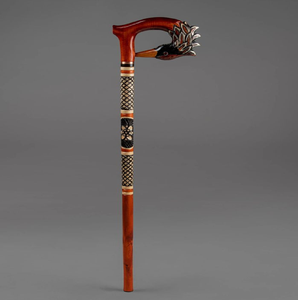Esta exquisita bastón de madera marrón presenta un detalle de serpiente enrollada en el extremo superior, disponible a precios de mayorista. - Product Image 4
