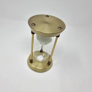 Sablier traditionnel artisanal en laiton avec bulbe en verre et cadre métallique pour un chronométrage précis - Product Image 2
