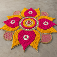Tapis Rangoli floral fait main rose et jaune avec pompons, décoration de sol pour mariage Diwali avec bordure en perles et miroirs, décoration Diwali