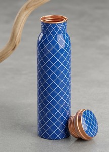 Botella de agua de cobre puro con estampado de rombos azules para beneficios ayurvédicos para la salud, hecha a mano, a prueba de fugas, para deportes. - Product Image 1