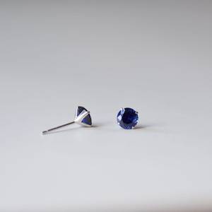 Boucles d'oreilles en argent sterling avec saphir de laboratoire, bijoux pierre de naissance de septembre, boucles d'oreilles minimalistes, cadeau pour elle - Product Image 6