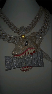 Colgante de Tiburón Hip Hop Personalizado de Moissanita Unisex de Plata de Ley 925 Bañado en Rodio/Oro con Diseño de Letra Iced y Garra - Product Image 2