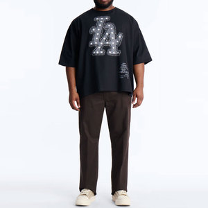 Camiseta Ligera de Algodón Negra con Cuello Redondo y Manga Corta, con Estampado del Logotipo LA, Estilo Urbano, Corte Regular para Hombre, con Pedrería - Product Image 4
