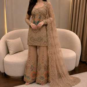 Conjunto de traje Anarkali Sharara pakistaní beige para mujer con bordado Zari pesado, lentejuelas, trabajo de espejo, adornos de perlas y dupatta de red. - Product Image 3
