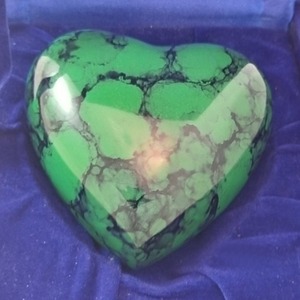 Urna Funeraria Verde en Forma de Corazón para Cenizas Humanas Adultas, Diseño Personalizable, Hermosa Urna Clásica en Forma de Corazón con Soporte Metálico - Product Image 1