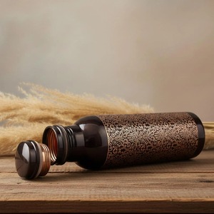Bouteille d'eau en cuivre émaillé noir de qualité supérieure avec impression vintage complexe, récipient artisanal en cuivre fait main - Product Image 5