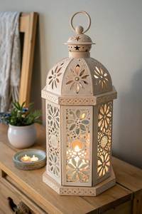 Farol de hierro hecho a mano con paneles de vidrio rojo y crema para decoración del hogar - Product Image 6