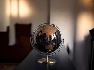 Globe terrestre en métal de style antique avec support argenté pour l'étude et les collectionneurs - Product Image 3