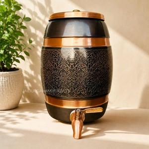 Distributeur d'eau en cuivre pur poli fait main, avec un magnifique motif floral gravé, style moderne, compatible lave-vaisselle - Product Image 1