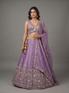 Ensemble Lehenga indien pakistanais en soie brodée rose, longueur au sol, avec blouse sans manches et dupatta, tenue de mariée florale - Product Image 2
