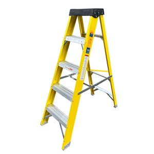 Escalera ligera de aluminio diseñada para facilitar la subida y un rendimiento duradero. - Product Image 3