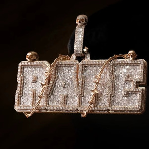 Colgante de Letra de Plata de Ley 925 Bañado en Oro Rosa con Moissanita VVS de Corte Baguette, Estilo Hip Hop Iced, Unisex - Product Image 1