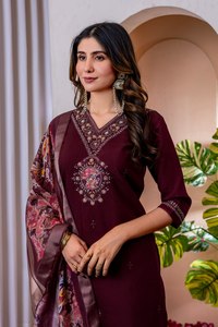 Conjunto de Kurta de Seda Viscosa de Diseñador Marina con Bordado a Mano y Borde Jacquard, Dupatta de Chanderi, Ropa al por Mayor - Product Image 3