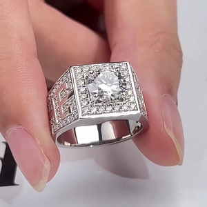 Bague signet unisexe en or 18 carats avec diamant de laboratoire taille brillant rond et pierres latérales pavées, certifiée IGI - Product Image 6