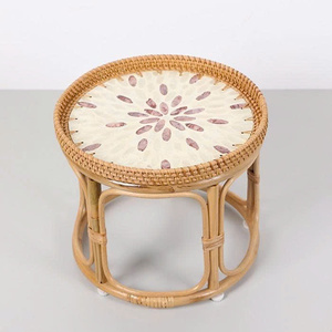 Table d'appoint/table basse ronde au design moderne et abordable, avec des éléments en rotin naturel et un motif nacre. - Product Image 2