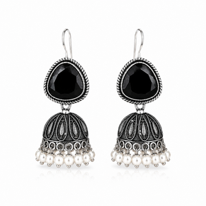 Boucles d'oreilles Jhumka en onyx noir |   Boucles d'oreilles pendantes en argent oxydé avec perles |   Bijoux Statement Gothiques Bohèmes |   Cadeau fait main pour femmes - Product Image 1