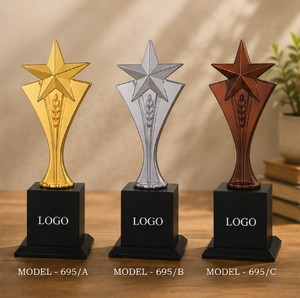 Trofeo Estrella de Metal Modelo 695, Premio Portátil de Metal Fundido a Presión para Deportes y Juegos con Base de Madera Negra Grabada - Product Image 1