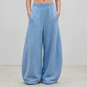 Ensemble survêtement 2 pièces streetwear oversize pour femme avec logo personnalisé sur le devant, comprenant un sweat à capuche court style corset et un pantalon de survêtement large réfléchissant - Product Image 3