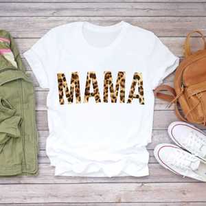 เสื้อยืดคอกลมแขนสั้นผู้หญิงแบบลำลองสำหรับฤดูหนาว ผลิตตามสั่ง (OEM) เป็นมิตรกับสิ่งแวดล้อม ระบายอากาศได้ดี ผลิตจากโพลีเอสเตอร์ พิมพ์ลายดิจิทัล โลโก้ MOMMY Me Graphic - Product Image 4