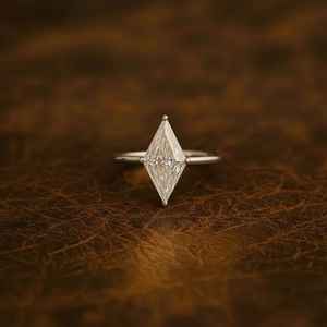 Anillo de compromiso de lujo con moissanita de 1.50 quilates corte cometa, oro amarillo de 14K, anillo de promesa solitario, joyería de diamantes de corte elegante para mujer - Product Image 2