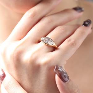 Anillo de compromiso solitario de oro amarillo macizo de 14K con diamante ovalado de 2 quilates cultivado en laboratorio, certificado IGI, engaste de bisel oriental-oeste - Product Image 2