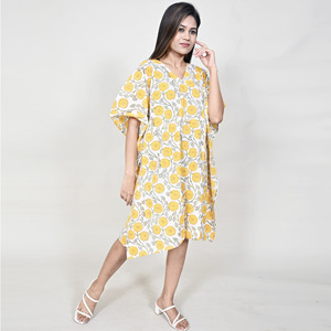 Vestido Kaftán Floral Gótico Amarillo Vintage, Cuello en V, Corte Holgado, Transpirable, de Algodón Tejido, Estilo Bohemio, Casual para Verano y Aire Libre - Product Image 1