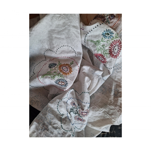 Belle nappe florale brodée écologique certifiée GOTS 52x70 pouces confortable et douce idéale pour toutes les saisons et tous les styles - Product Image 1