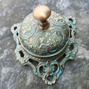 Campana de Recepción de Hotel de Latón Macizo con Acabado Antiguo y Grabado Floral Ornamental, Campana Decorativa Vintage para Oficina - Product Image 2