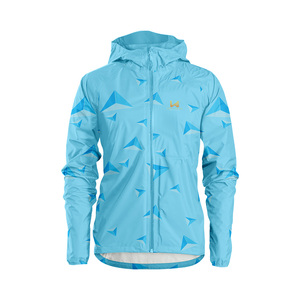 Veste coupe-vent à capuche bleu clair à imprimé géométrique pour homme, fermeture éclair sportive, logo personnalisé sur le devant, 100% polyester, vêtement décontracté de printemps - Product Image 1