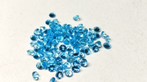 Topaze bleue naturelle AAA, taille brillant 6 mm |   Pierre précieuse brute calibrée extraite de la terre |   Fabrication de bijoux avec jeu de couleurs - Product Image 2