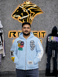Sudadera con capucha marrón extragrande personalizada para hombre, estilo urbano, de lujo, con parches bordados y detalles de tachuelas, forro polar, fabricante mayorista - Product Image 2