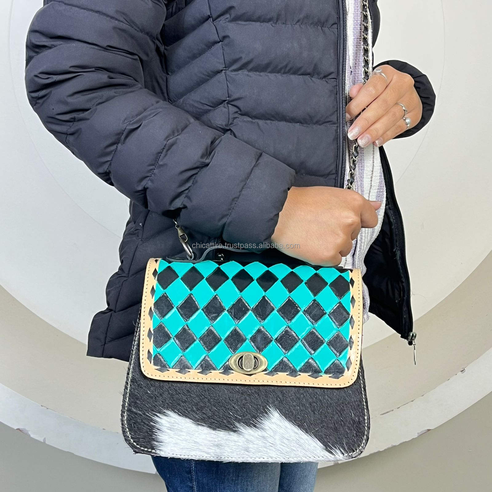 ลายตารางหมากรุกสีเทอร์ควอยซ์และดำ