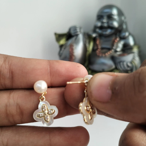 Boucle d'oreille en perle d'eau douce avec base en nacre en forme de trèfle (base à clou avec élément suspendu) - Product Image 2