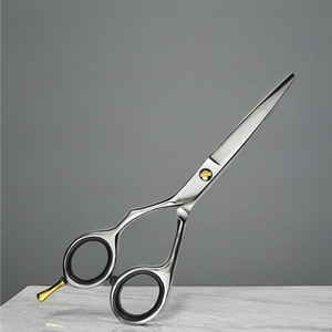 Ciseaux de coiffure pour gaucher avec lame en acier inoxydable poli miroir, manche décalé, argentés, tranchants et élégants, dans un étui en cuir - Product Image 1