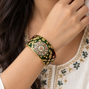 Bracelet manchette en laiton émaillé vert bordeaux avec motifs floraux dorés, style Meenakari traditionnel, bijoux de mode indiens en gros B2B - Product Image 3