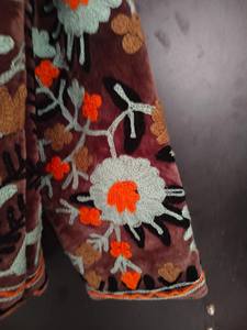 Veste en velours de coton tricoté brodée à la main, style Suzani ouzbek vintage, chic bohème, artisanale et éthique, broderie florale - Product Image 3