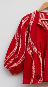 Blusa de algodón roja con efecto tie-dye para mujer, cuello en V, manga globo, borlas, estilo bohemio, holgada, transpirable, ideal para Navidad, primavera y verano. - Product Image 5