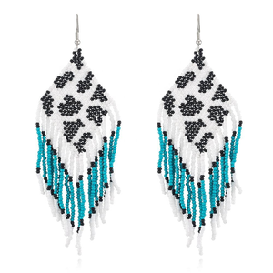 Nouvelle Arrivée Boucles d'Oreilles Huggie pour Femme, Motif Animalier Tressé à la Main, Design à Pompons Tendance, Perles de Rocaille Frangées pour Sublimer Votre Style - Product Image 2