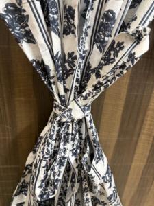 Bata Kimono de Verano Ligera y Transpirable para Mujer, con Cuello en V, Borde Negro, Estampado Floral y Cierre con Cordón, Ideal para Descansar - Product Image 5