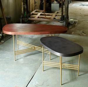 Table basse ovale moderne en bois avec base en métal doré, meubles de salon intérieurs, design durable - Product Image 1