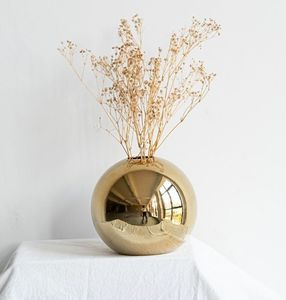 Vase décoratif en métal doré design, support pour arrangement floral contemporain, pour un style de décoration haut de gamme du salon - Product Image 4