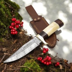 Cuchillos de Caza Damasco Personalizados con Hoja de Patrón Único, Mango Ergonómico de Madera Oscura y Funda de Cuero Marrón Hecha a Mano - Product Image 1