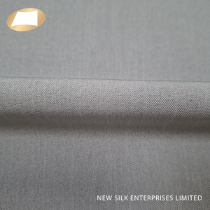 Tissu sergé tissé en 96 % polyester et 4 % élasthanne, avec une belle poignée, très demandé pour les chemises - Product Image 4