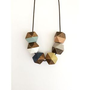 Collier en résine et bois artisanal, accessoire de mode tendance - Product Image 3