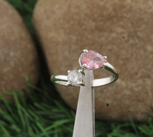 Anillo de Lujo Chapado en Oro Rosa con Circonita Cúbica Rosa Brillante - Joyería Chapada en Oro de Alta Calidad - Product Image 1