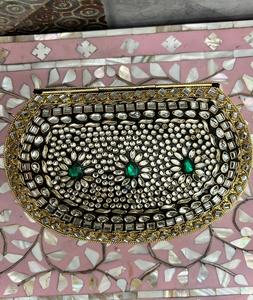 Sacs et pochettes élégants en travail de bijouterie Kundan pour mariages, fêtes et occasions festives, pochette en métal. - Product Image 3