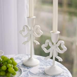 Juego de dos candelabros de hierro fundido blanco, elegantes soportes decorativos para velas cónicas, decoración elegante para mesa. - Product Image 2