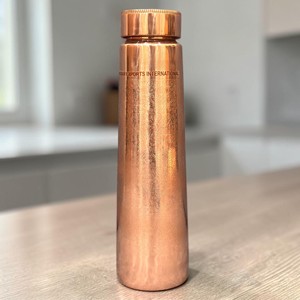 Bouteille d'eau en cuivre à motifs floraux de luxe, exportée par Indian exports international. (Cuivre pur certifié) - Product Image 1