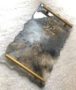 Plateau de service moderne de luxe en résine avec poignées en métal doré, compatible lave-vaisselle, finition miroir pour aliments, petit-déjeuner, collations, service de table - Product Image 5